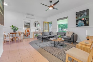 Suite estándar, varias habitaciones, no fumadores, cocina | Zona de estar | Una televisión LCD, un reproductor de DVD