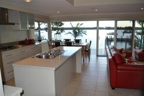Flat-screen TV, DVD player - Bancroft Views Apartments (Metung)