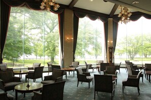 Área de estar no saguão