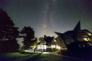 Een sterrenhemel boven een huis met een opvallend geometrisch ontwerp.