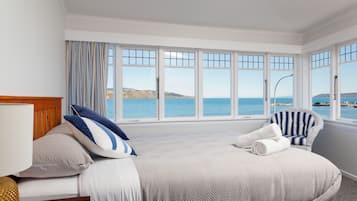 Seafront Queen Room (Shared Bathroom)