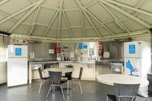 Outdoor dining - NRMA Bairnsdale Riverside Holiday Park (Bairnsdale)