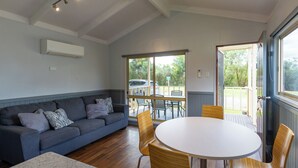 Suite estándar, 2 habitaciones, no fumadores, cocina | Servicio de comidas en la habitación