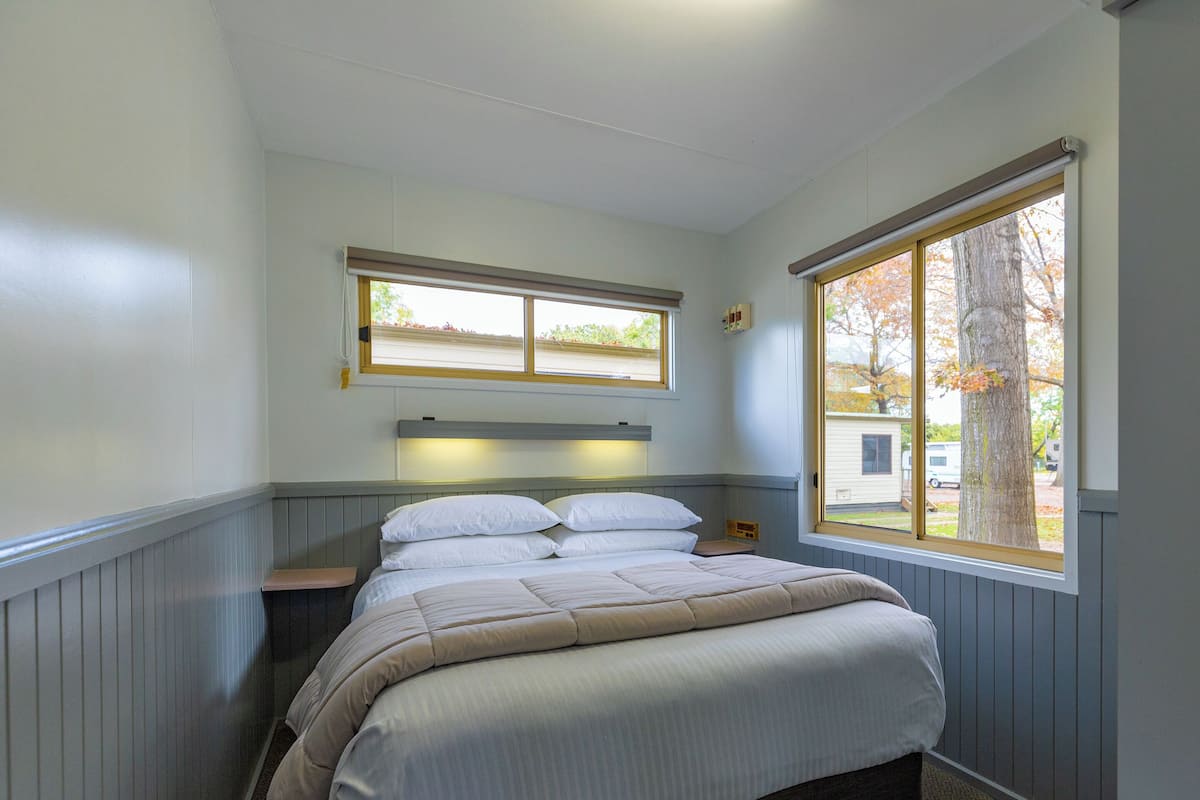 Holiday Unit | Iron/ironing board, bed sheets