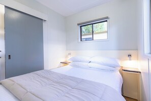Cabaña, 1 habitación, baño privado | Tabla de planchar con plancha y ropa de cama