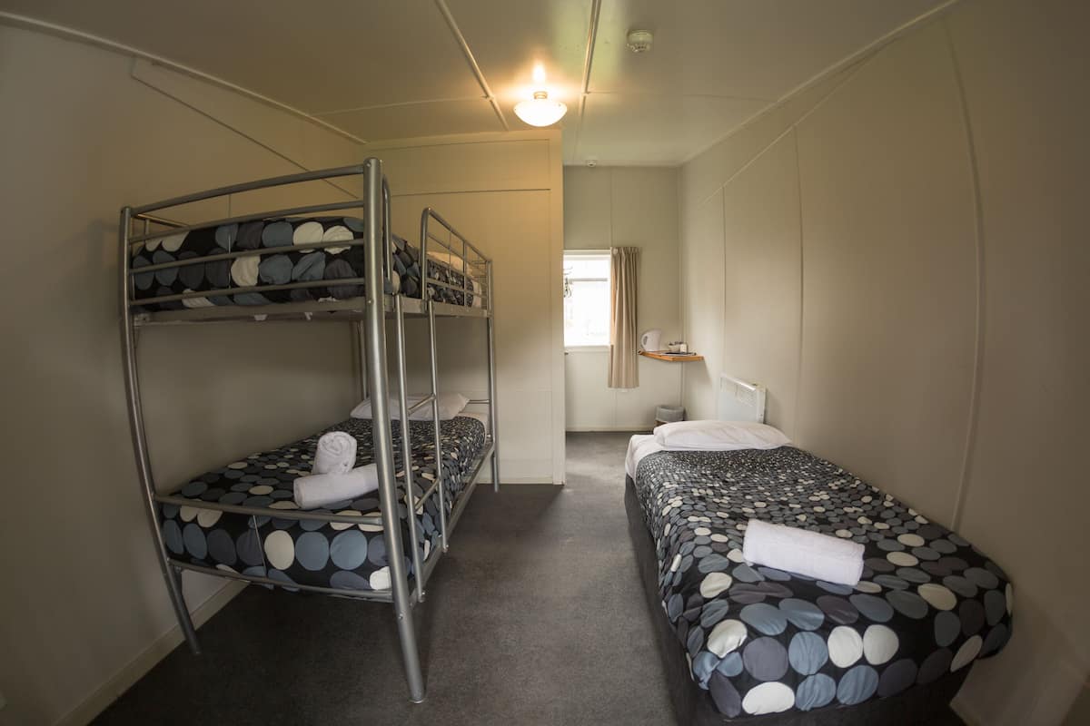 Habitación triple básica, 3 camas individuales | Wifi gratis y ropa de cama