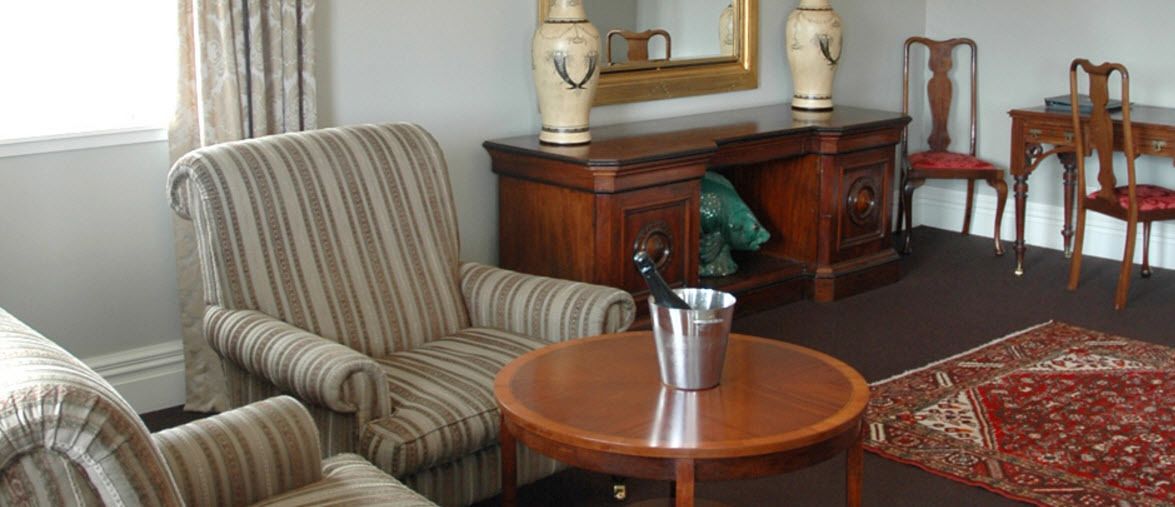 Phòng Suite (George) | Phòng khách | TV 