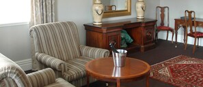 スイート (George) | リビングルーム | テレビ