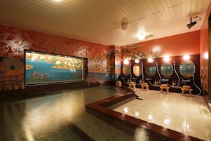 Un área de spa con un amplio mural, varios jacuzzis y piso de baldosas.
