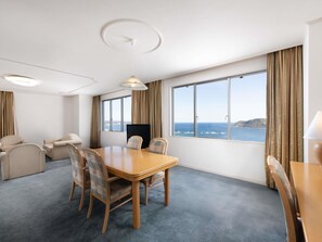 高档床上用品、客房内保险箱、遮光窗帘、折叠床/加床（额外收费）