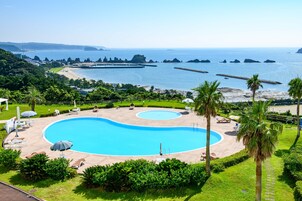Una piscina al aire libre