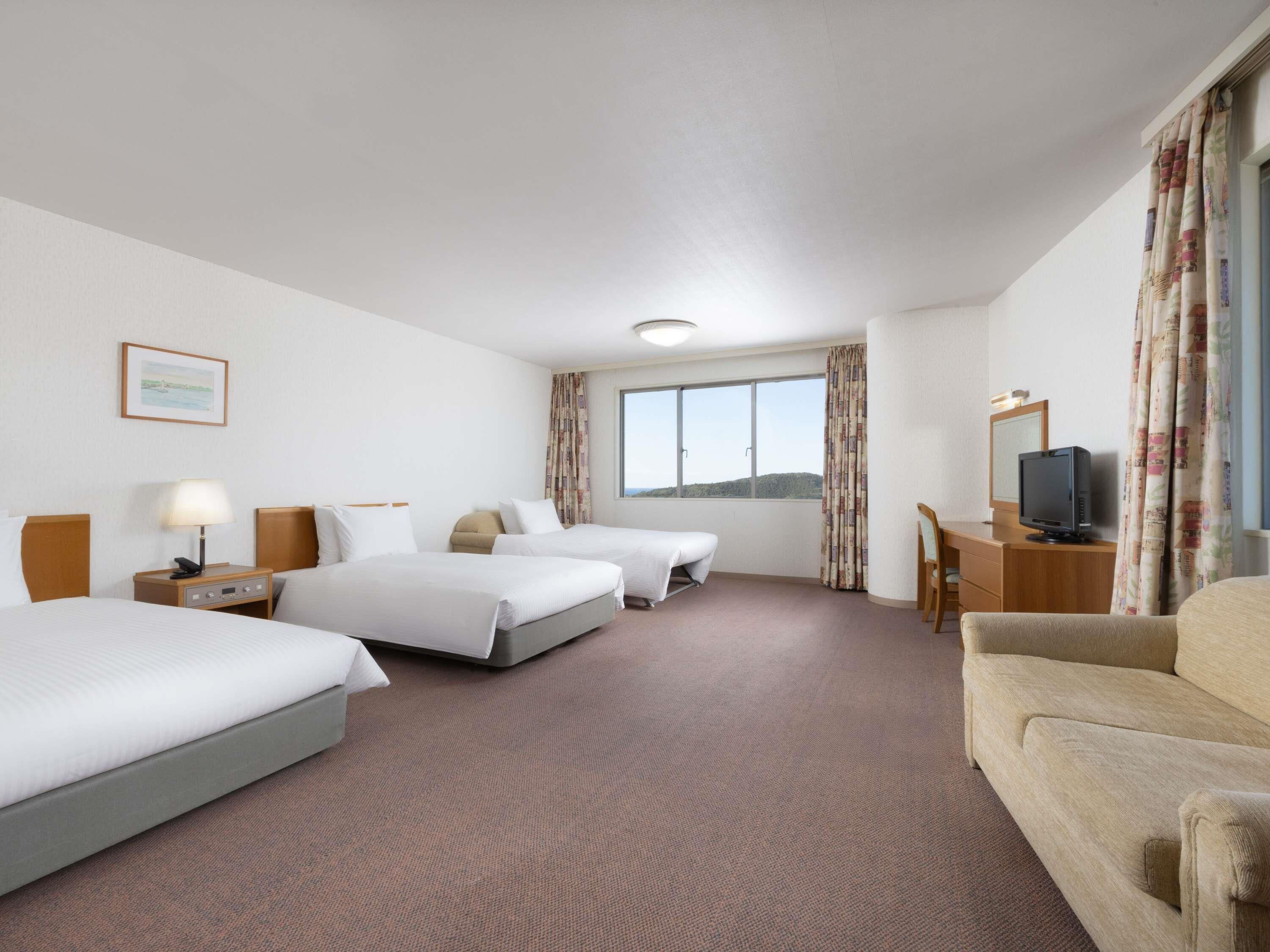 Classic Corner Twin Mountain View | Premium bedding, in-room safe, blackout drapes, soundproofing