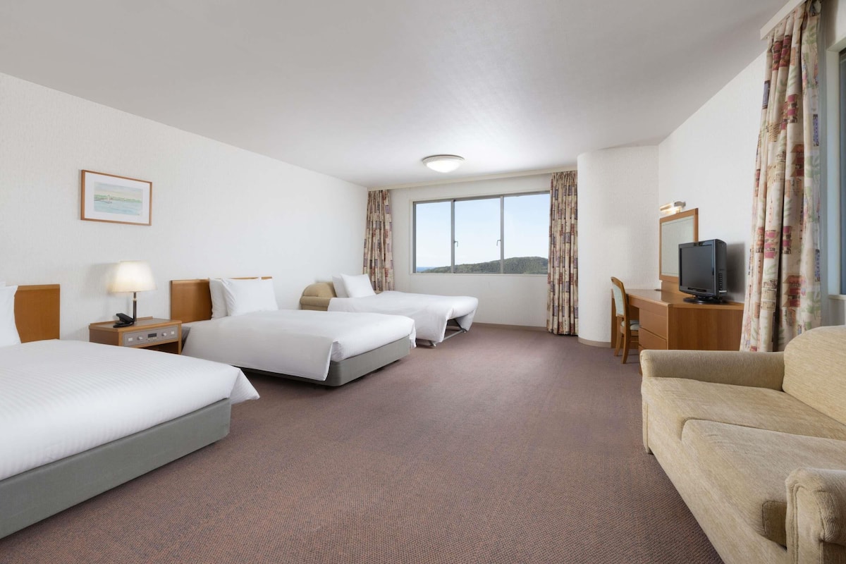 Classic Corner Twin Mountain View | Premium bedding, in-room safe, blackout drapes, soundproofing