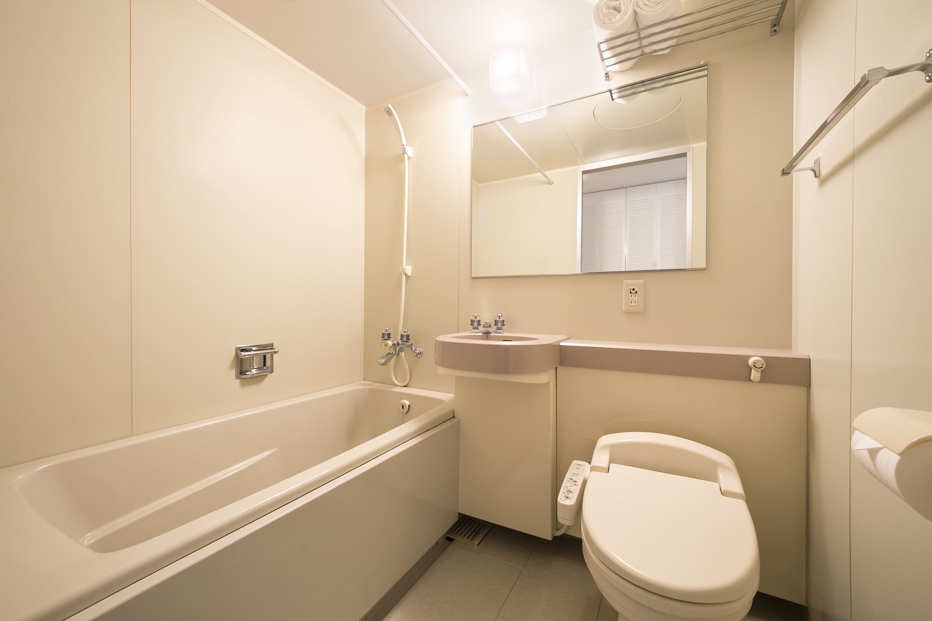 combined shower/bathtub, deep-soaking bathtub, free toiletries