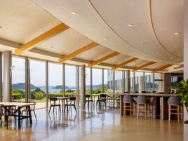 Ropa de cama de alta calidad y caja de seguridad en la habitación 