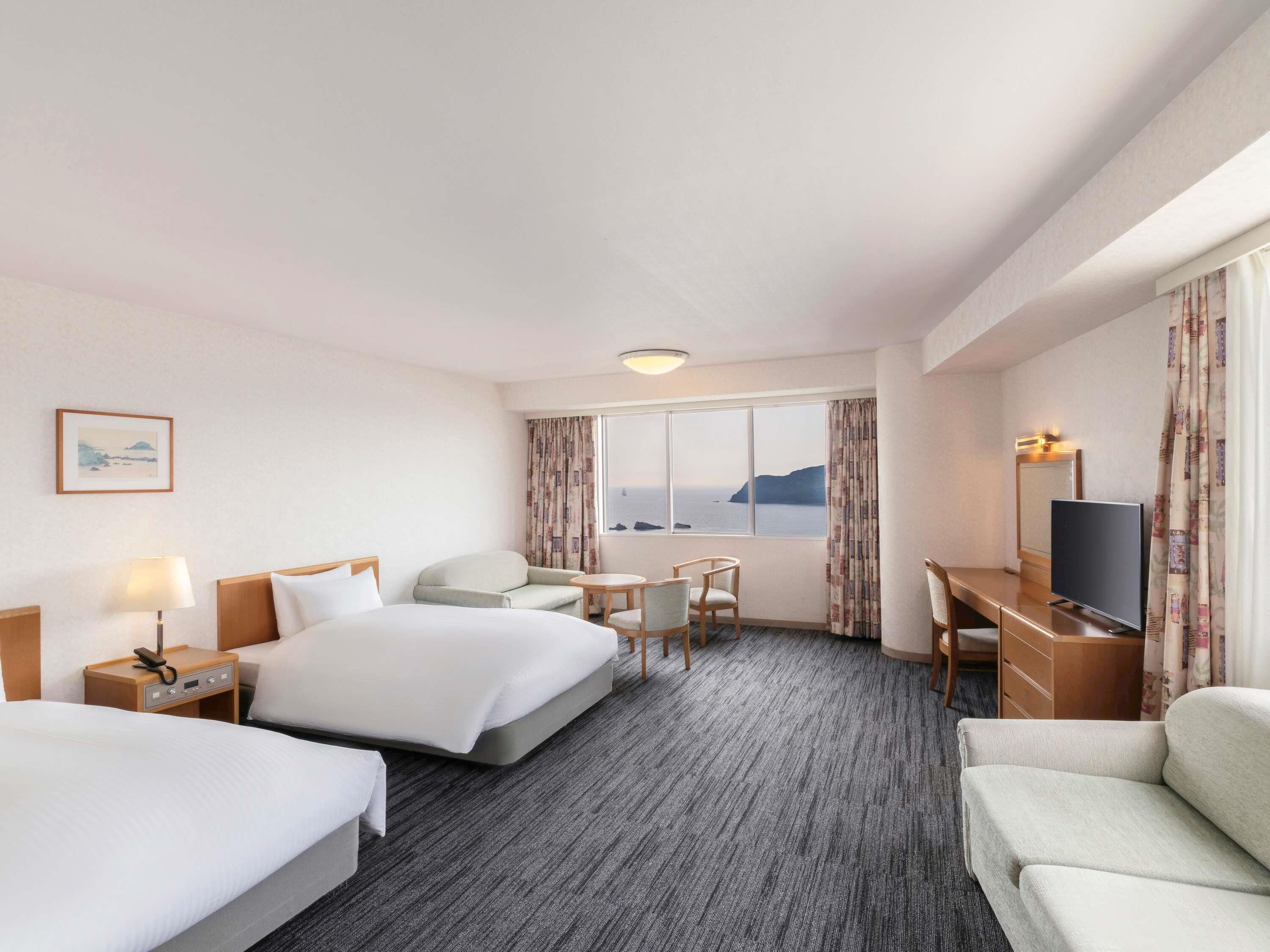 Premium bedding, in-room safe, blackout drapes, soundproofing