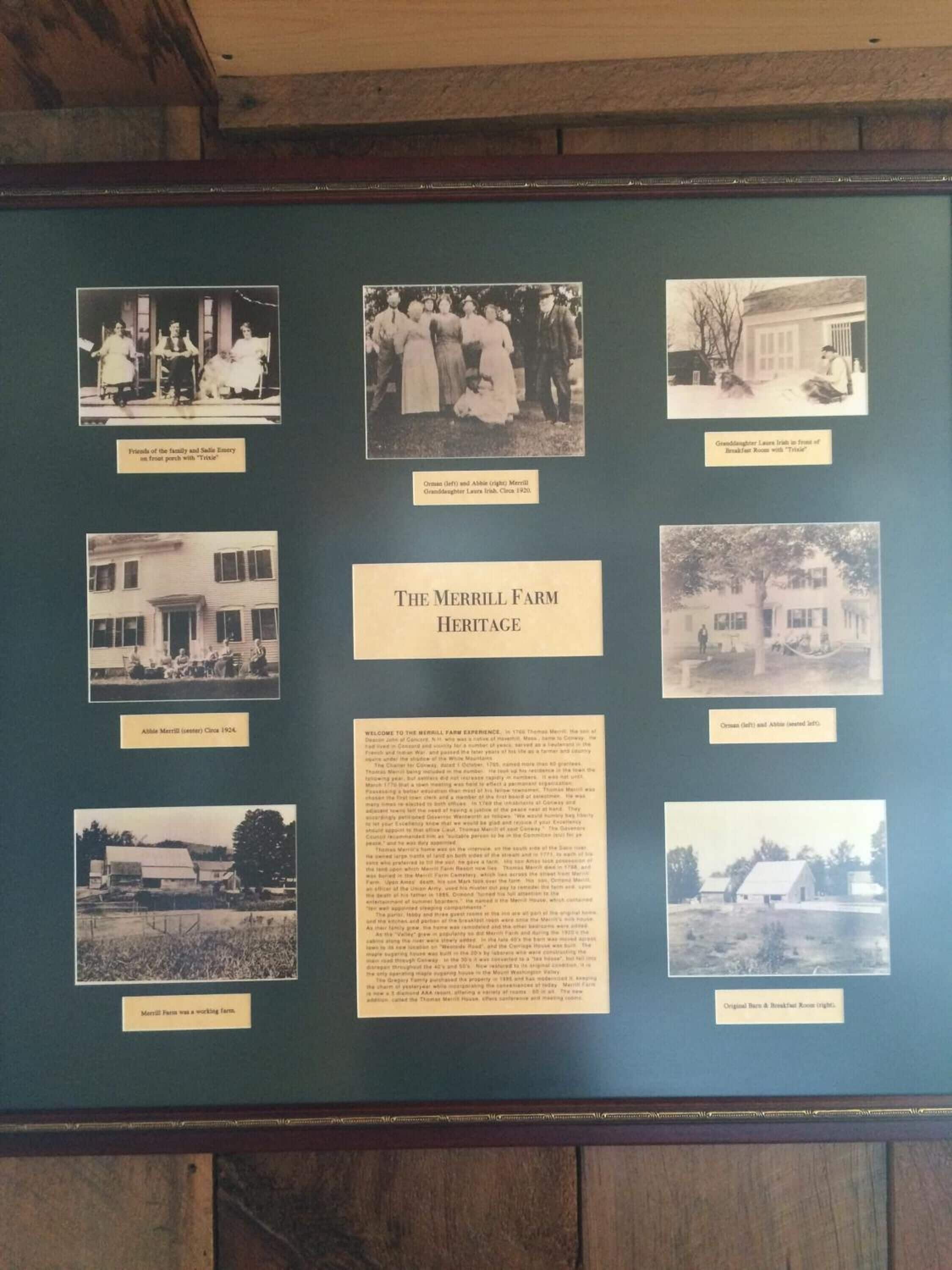 Un panneau d’exposition historique intitulé « Le patrimoine de la ferme Merrill », comprenant de nombreuses photographies en noir et blanc et un texte descriptif sur l’histoire de la ferme.