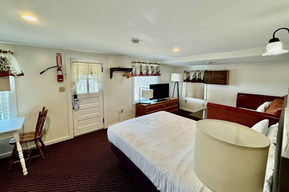 River view Family Cabin, 1 Queen and Sofa Bed | Individually decorated, individually furnished, desk, iron/ironing board
