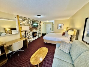 Honeymoon Studio Suite, 1 King Bed with Sofa bed | Individually decorated, individually furnished, desk, iron/ironing board - Merrill Farm Inn (North Conway)