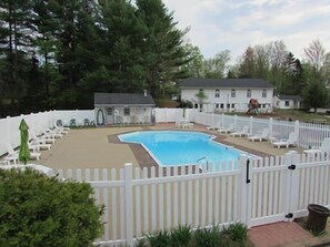Outdoor pool - Merrill Farm Inn (North Conway)