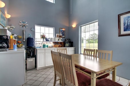 Refrigerador, microondas. Key West Inn - Lafayette