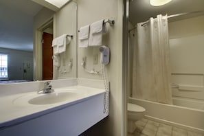 Combined shower/tub, hair dryer, towels