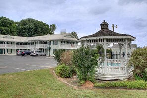 Un motel doté d’un belvédère, d’un parking et d’un bâtiment avec une véranda.
