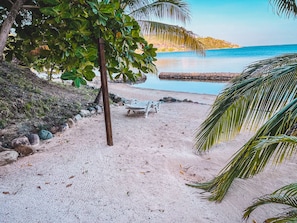 Magánstrand, napozóágyak, napernyők és strandlepedők