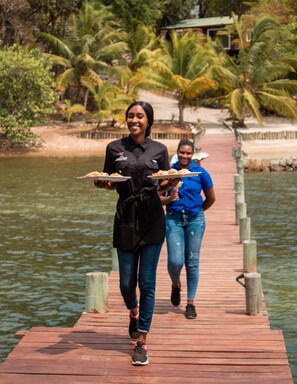 Outdoor dining - The Resort at Marble Hill (Roatan)