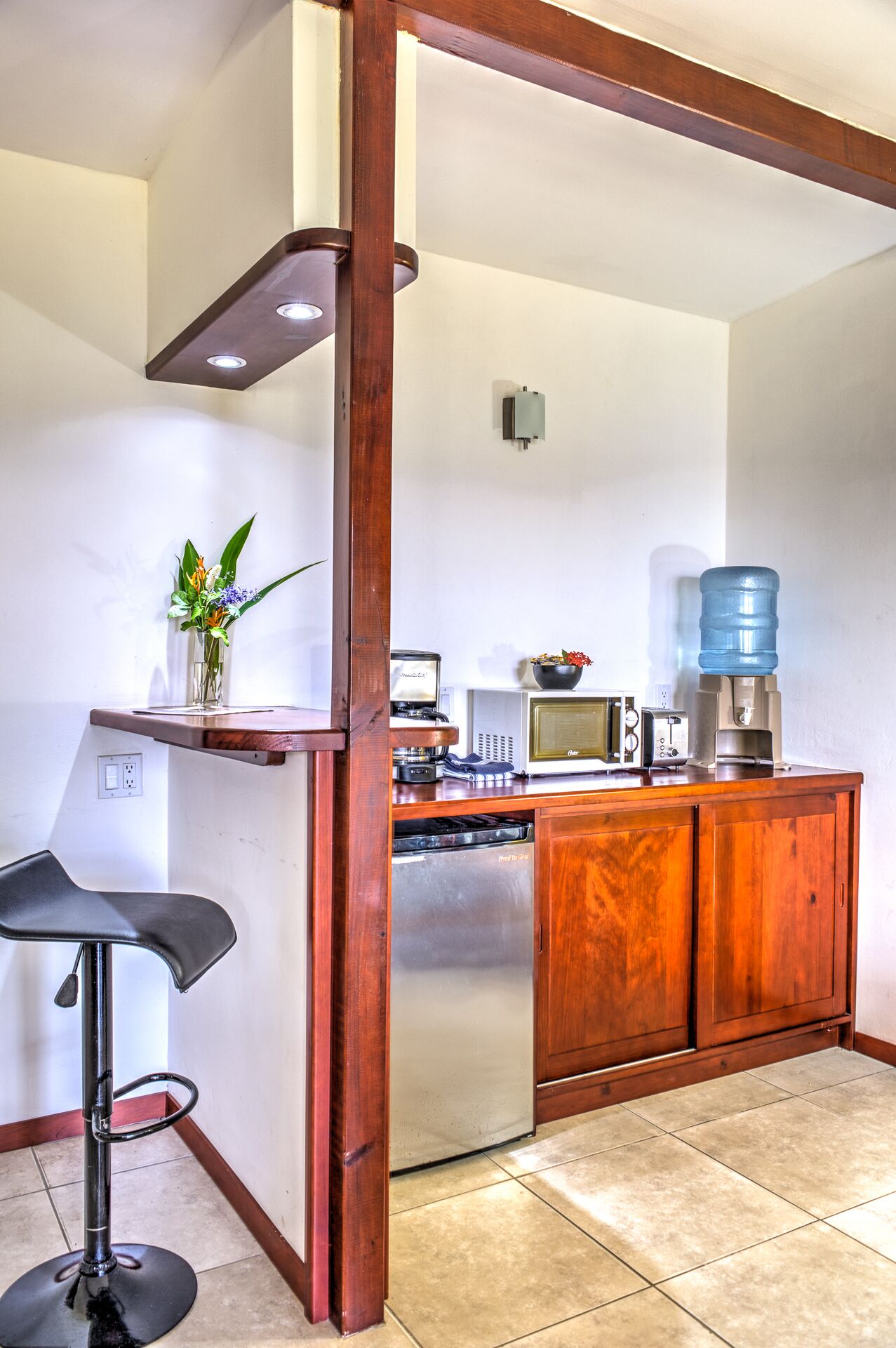 fridge, coffee/tea maker