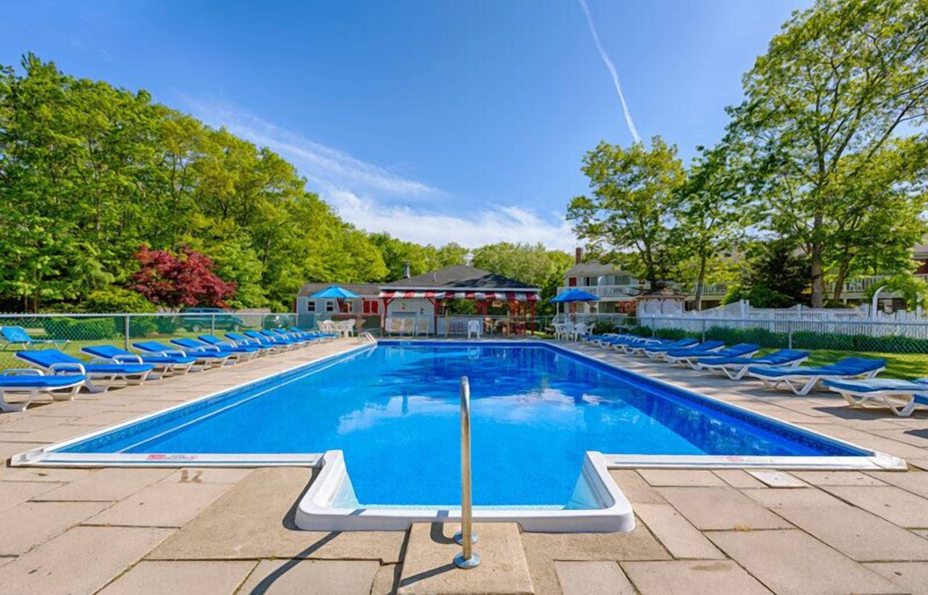 室内游泳池，季节性开放的室外游泳池