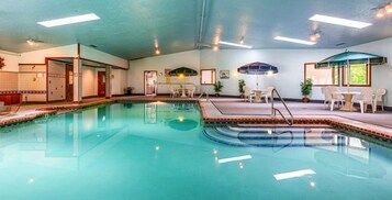 Una piscina cubierta, una piscina al aire libre de temporada