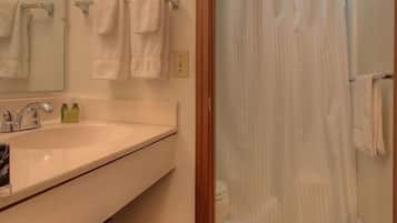Un baño con lavabo, espejo y cortina de ducha.