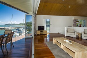 Family Townhome, 3 Bedrooms, Pool Access, Marina View | Living room