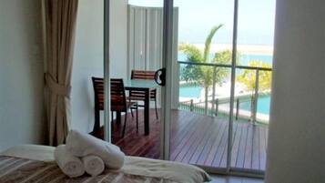 Family Townhome, 3 Bedrooms, Pool Access, Marina View | 3 bedrooms, iron/ironing board, cots/infant beds, rollaway beds