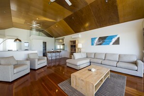 Family Townhome, 3 Bedrooms, Pool Access, Marina View | Ruang tamu | TV, pemain DVD 