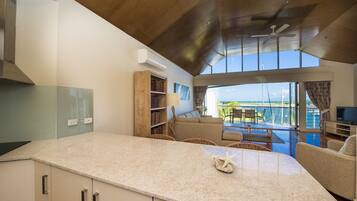 Family Townhome, 3 Bedrooms, Pool Access, Marina View | Private kitchen | Full-sized fridge, microwave, oven, stovetop