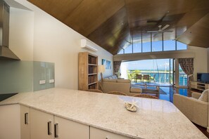 Refrigerador con freezer, microondas, horno, placa de cocina