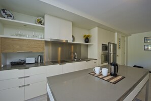 Appartement Confort, 2 chambres, accès à la piscine, vue sur la piscine | Cuisine privée | Réfrigérateur grande capacité avec congélateur, four à micro-ondes