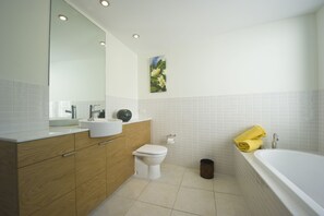Appartamento Comfort, 2 camere da letto, accesso alla piscina, vista piscina | Bagno | Vasca e doccia separate, vasca da bagno a immersione totale