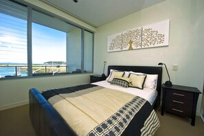 Superior Apartment, 3 Bedrooms, Pool Access, Marina View