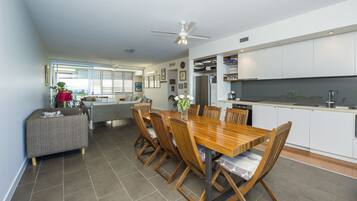 Apartemen Superior, 3 kamar tidur, akses ke kolam renang, pemandangan samudra | Makan di kamar