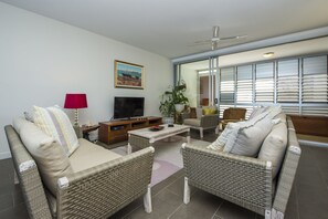 Superior Apartment, 3 Bedrooms, Pool Access, Ocean View | Living room