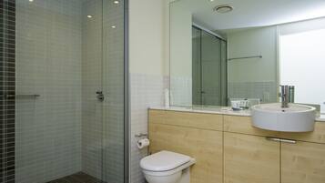 Klassieke kamer, 1 slaapkamer, toegang tot zwembad, uitzicht op jachthaven | Badkamer | Een douche, gratis toiletartikelen, een haardroger, handdoeken