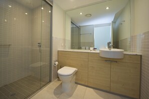 Chambre classique, 1 chambre, accÚs à la piscine, vue sur la marina | Salle de bain | Douche, articles de toilette (gratuits), séchoir à cheveux