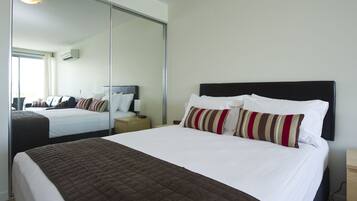 Classic Room, 1 Bedroom, Pool Access, Marina View | 1 bedroom, iron/ironing board, cots/infant beds, rollaway beds