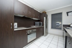 Comfort Apartment, 2 Bedrooms, Pool Access, Ocean View | Private kitchen | Full-size fridge, microwave, oven, stovetop - Magnetic Docks Townhouse 9 (Nelly Bay)