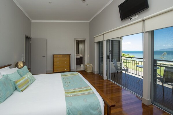 Comfort Apartment, 2 Bedrooms, Pool Access, Ocean View | 2 bedrooms, iron/ironing board, cots/infant beds, rollaway beds - Magnetic Docks Townhouse 9 (Nelly Bay)