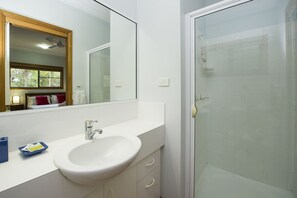 Familienhaus, 3 Schlafzimmer, Balkon, Gartenblick | Badezimmer | Badewanne und Dusche (separat), Komfortbadewanne