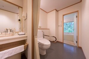 Habitació amb dos llits individuals | Bany | Banyera i dutxa independents i banyera profunda 